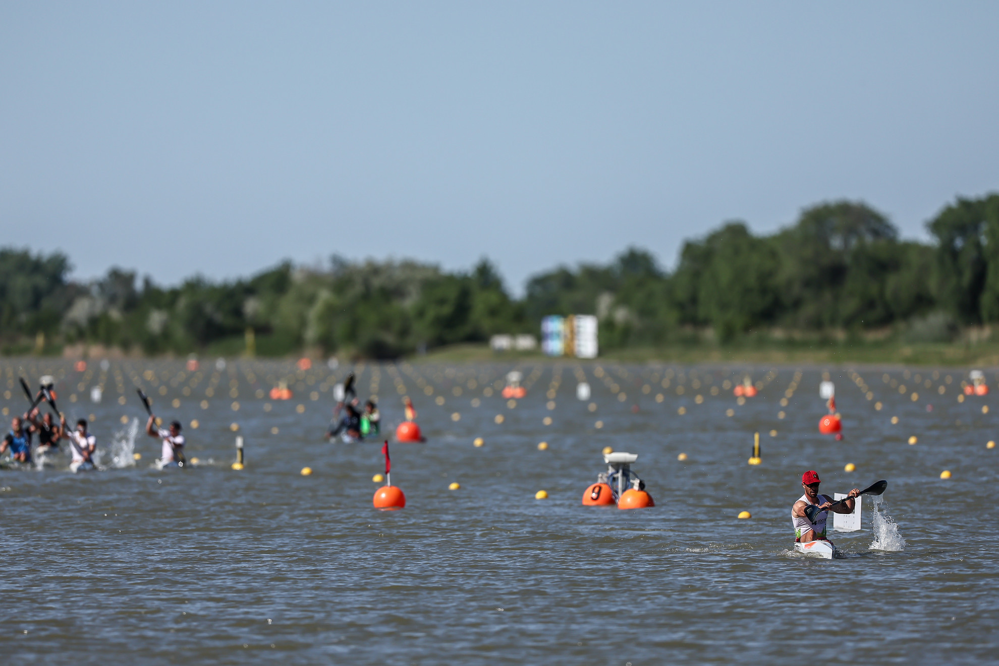 A portugál Fernando Pimenta (elöl) úton a győzelem felé a K1 férfi 5000 méteres szám A döntőjében az ICF 2024-es kenu sprint világbajnokságon május 12-én Szegeden