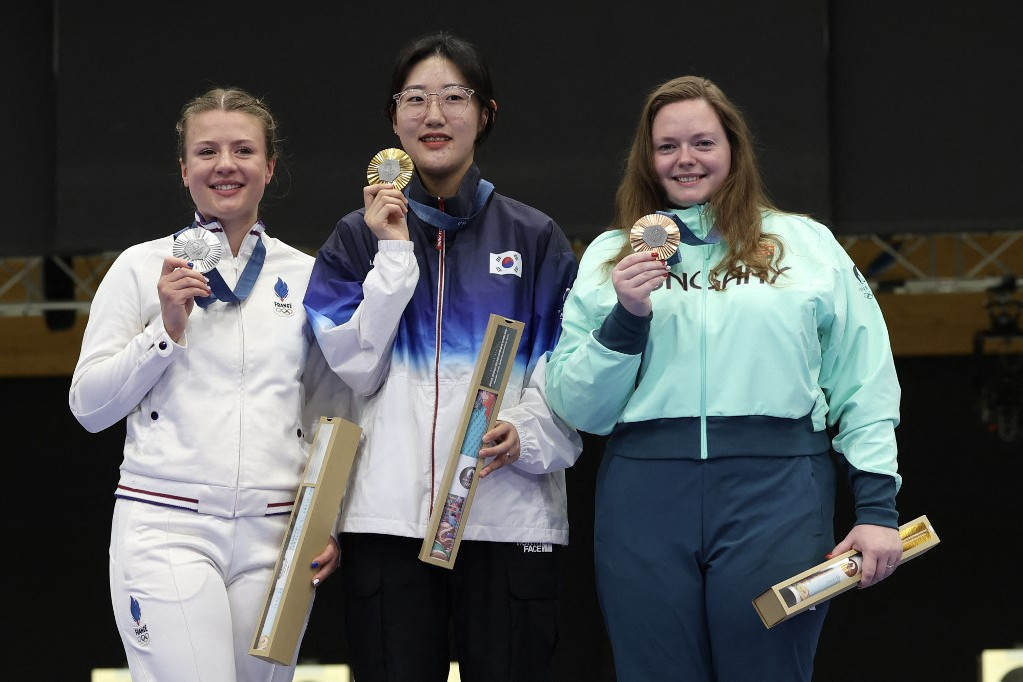 (balról) A francia ezüstérmes Camille Jedrzejewski, a dél-koreai aranyérmes Yang Jiin és a magyar bronzérmes Major Veronika a dobogón a 25 méteres pisztoly női döntőjének győzelmi ceremóniáján