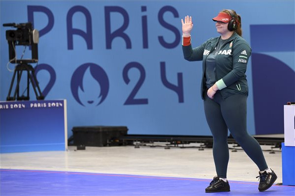 Major Veronika a női sportpisztoly versenyszám döntőjében a 2024-es párizsi nyári olimpián a chateauroux-i lőtéren 2024. augusztus 3-án